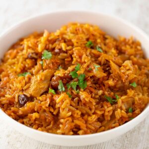 Einfacher Plov mit veganem Fleisch und Möhren.