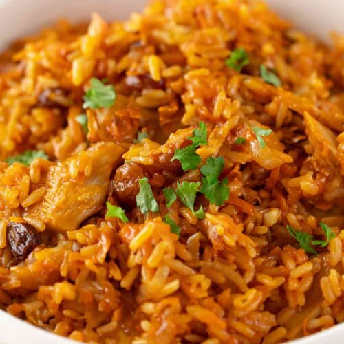 Einfacher Plov mit veganem Fleisch, Möhren und Rosinen.