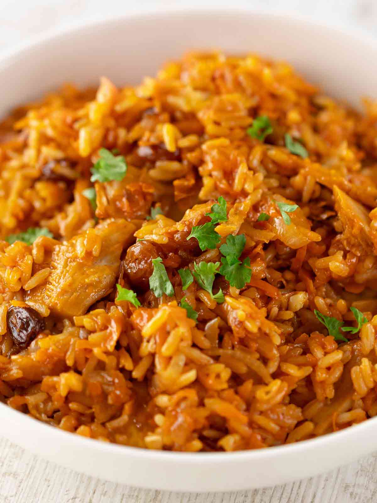 Einfacher Plov mit veganem Fleisch, Möhren und Rosinen.