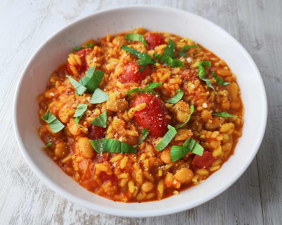 Schneller veganer Reiseintopf mit weißen Bohnen und Tomaten