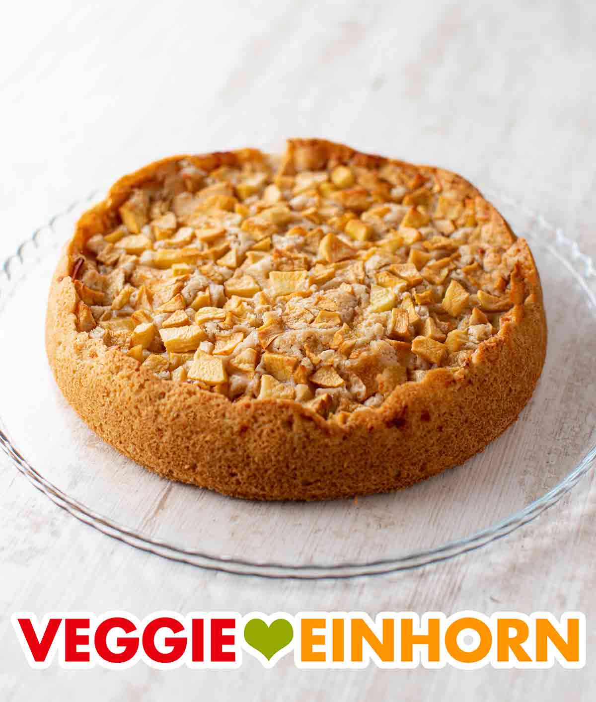 Der Apfelkuchen mit veganem Rührteig ist schnell gemacht und sehr beliebt. Tortenplatte mit einem Apfelkuchen mit veganer Butter