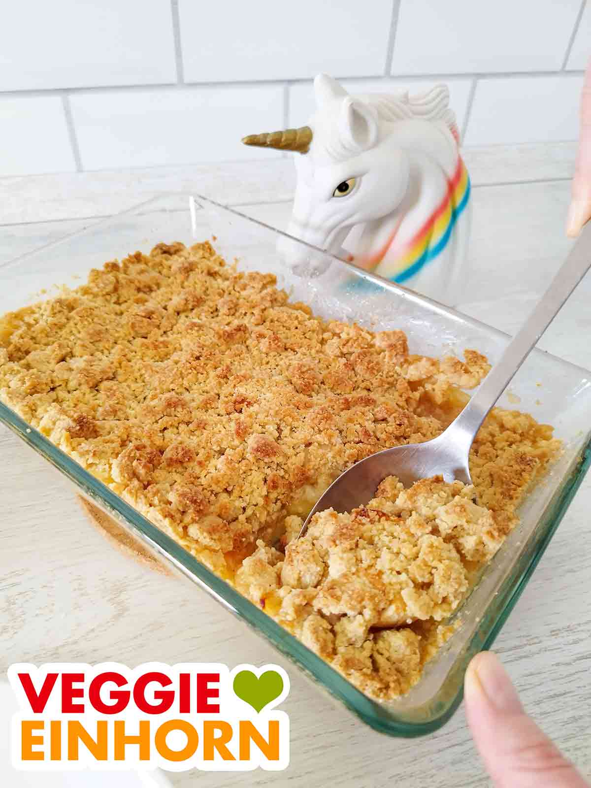 Veganer Apfel Crumble in Auflaufform Aufflaufform mit einfachem veganen Apple Crumble