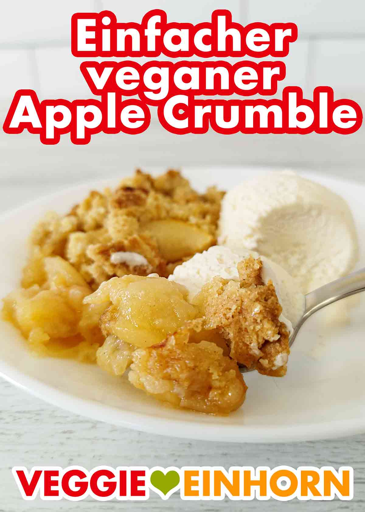 Der Apfel Crumble wird mit veganer Vanilleeiscreme serviert. Dessert Löffel mit veganem Apple Crumble und veganem Vanilleeis