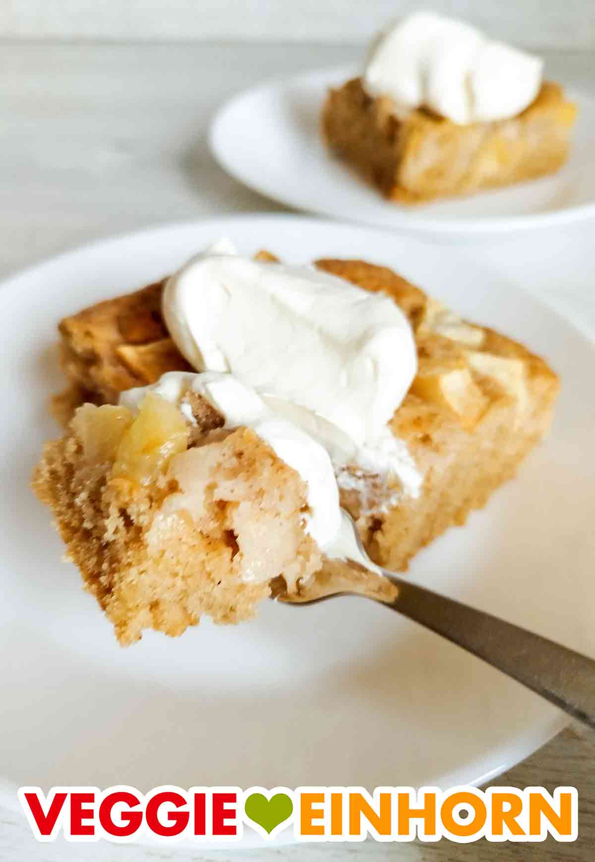 Vegane Schlagsahne passt perfekt zu dem einfachen veganen Apfelkuchen vom Blech. Veganer Apfelblechkuchen und Schlagsahne auf einer Kuchengabel