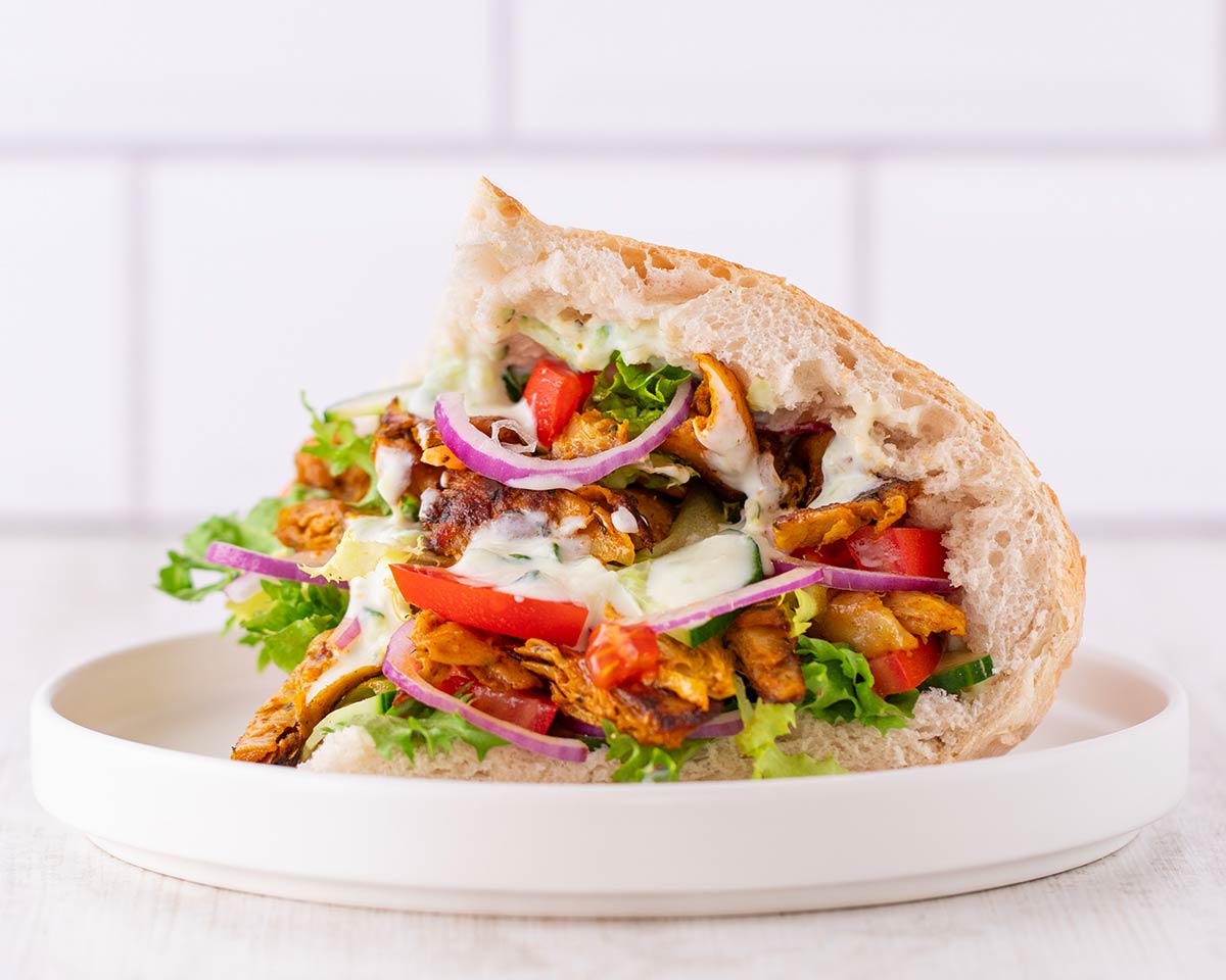 Einfacher veganer Döner mit fertig gekauftem veganem Dönerfleisch und Salatmix