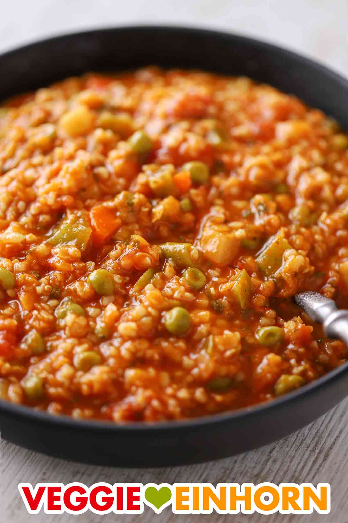 Das Rezept ist schnell gemacht mit TK-Suppengemüse. Nahaufnahme von Eintopf mit Bulgur, roten Linsen und Suppengemüse