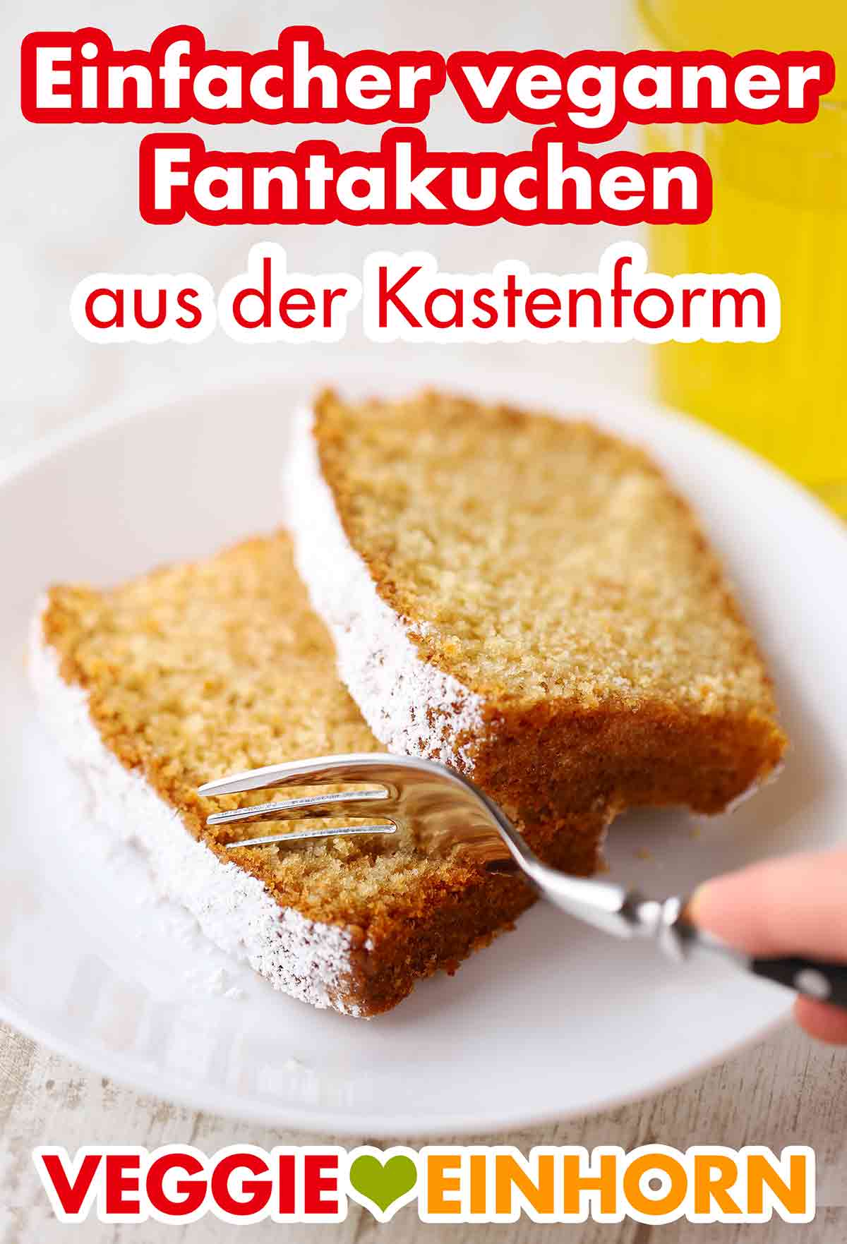 Der Fantakuchen aus der Kastenbackform ist vegan. Zwei Stücke veganer Fantakuchen mit einer Kuchengabel