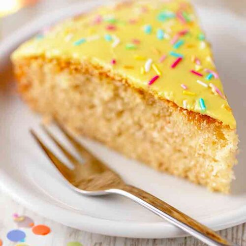 Ein Stück veganer Fantakuchen aus der Springform