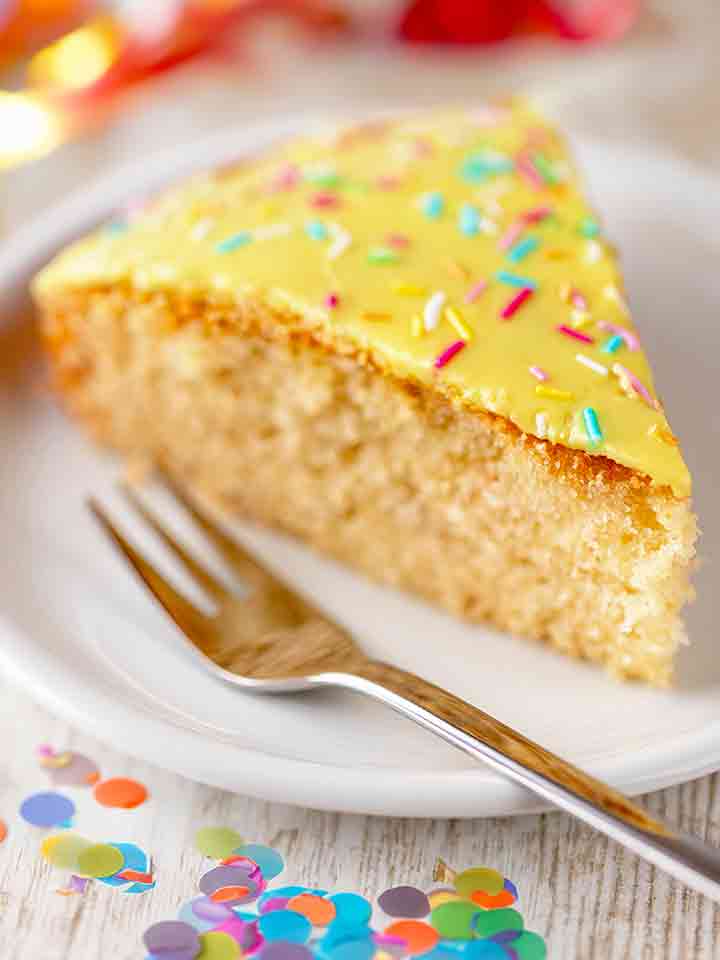 Ein Stück veganer Fantakuchen aus der Springform