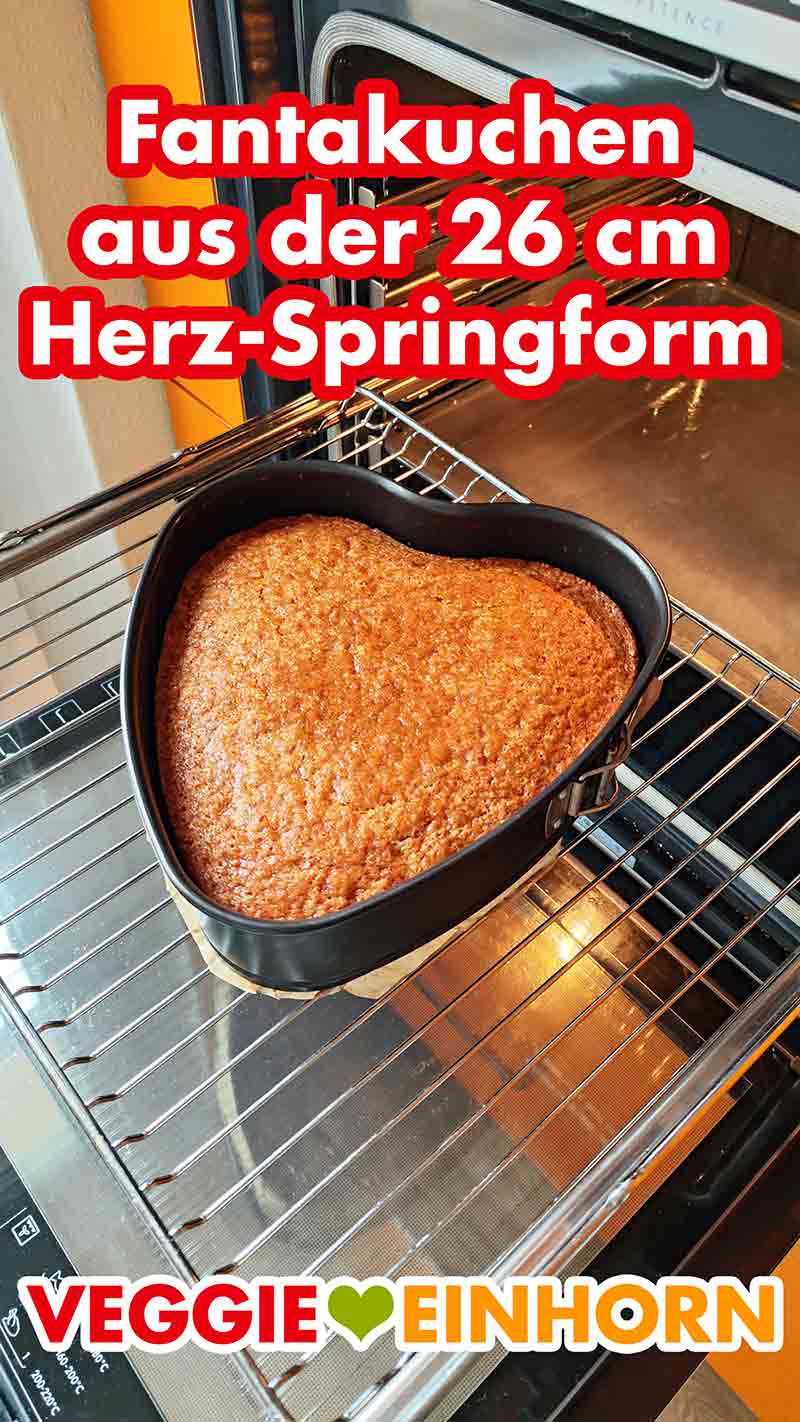 Veganer Fantakuchen in einer herzförmigen Springform