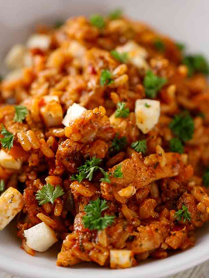 Nahaufnahme von veganem Gyrosauflauf mit veganem Feta
