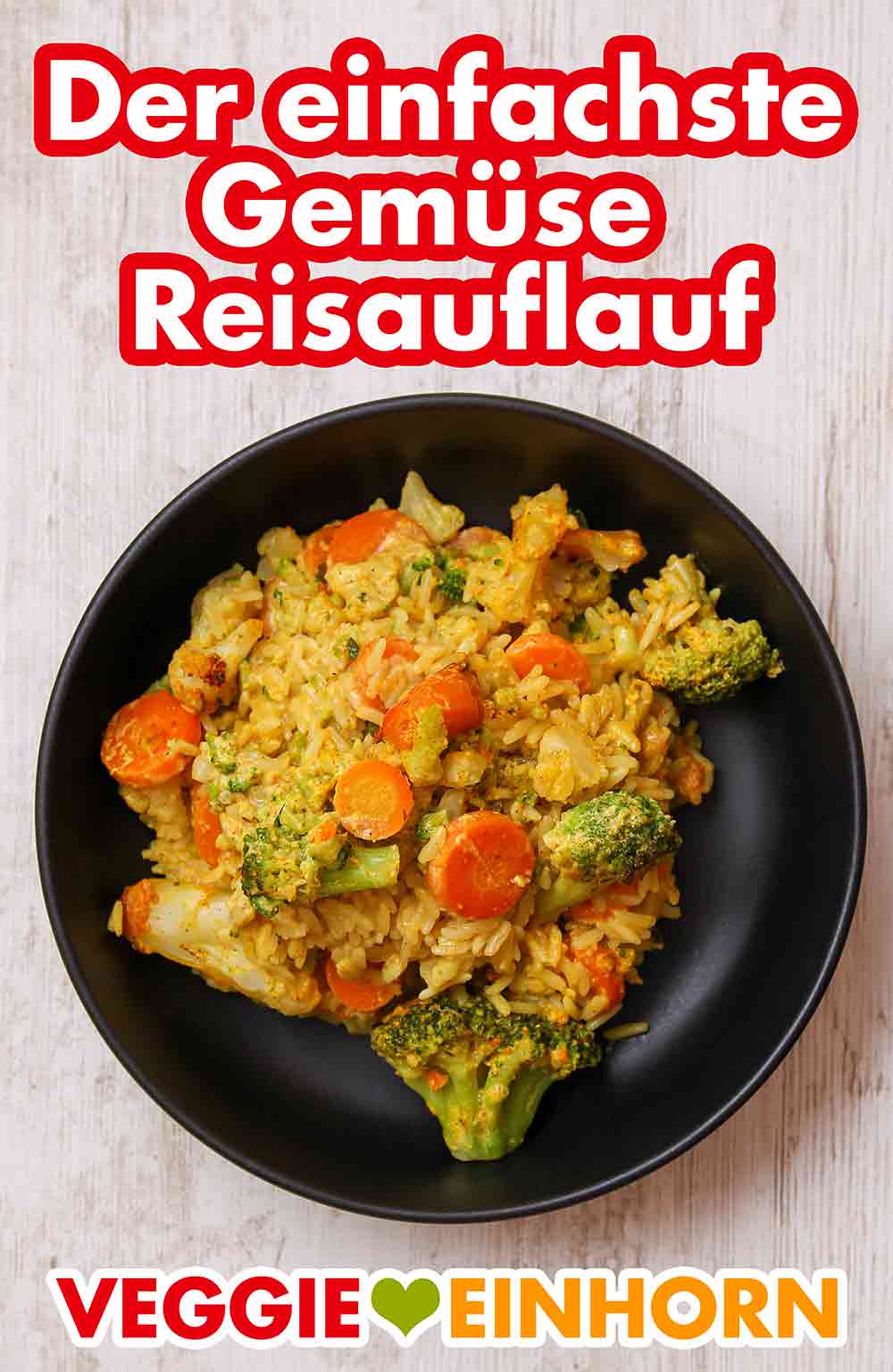 Veganer Gemüse Reisauflauf auf einem Teller Teller mit veganem Gemüse Reisauflauf