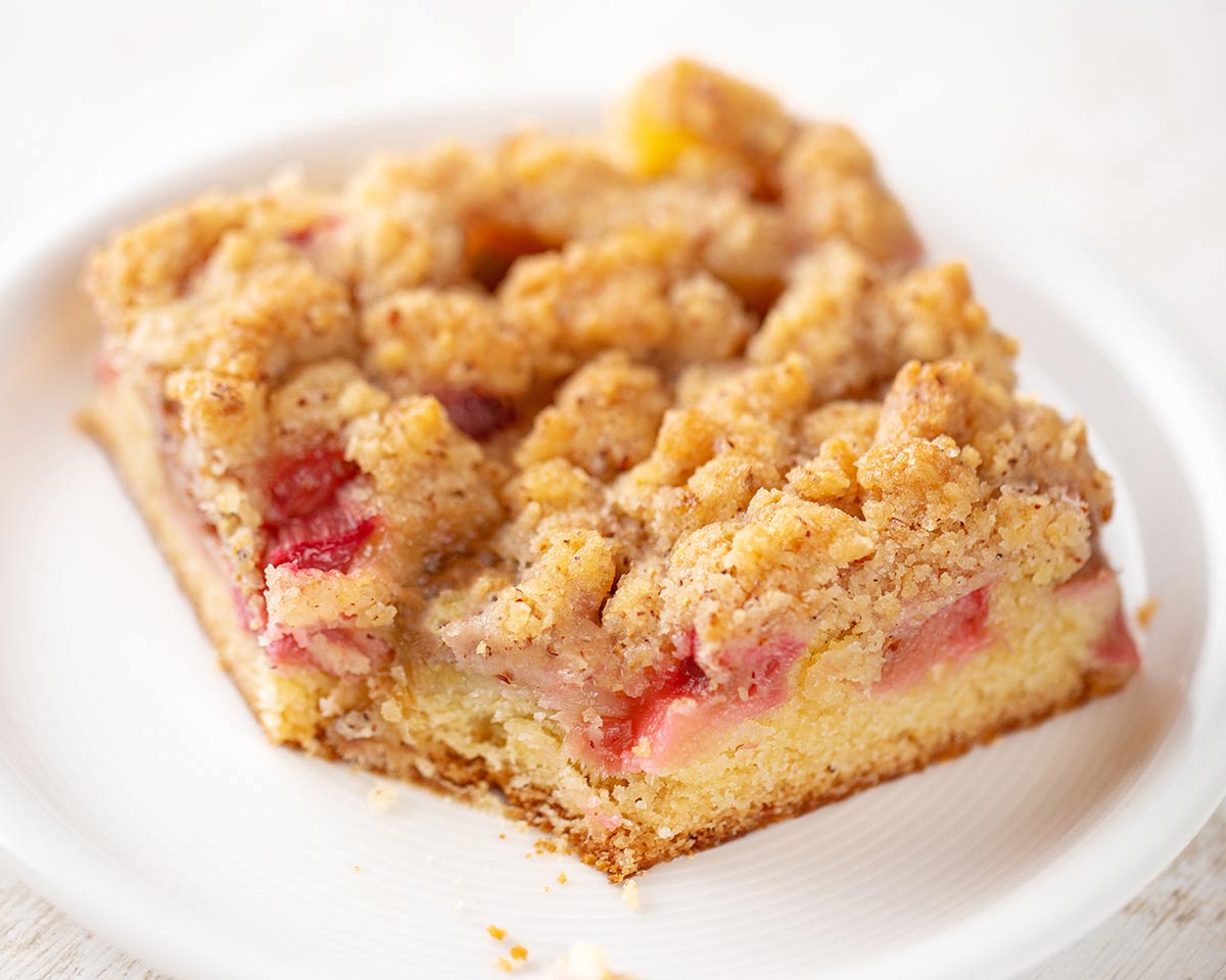 Der vegane Streuselkuchen vom Blech mit Rhabarber ist einfach und saftig. Veganer Rhabarber Blechkuchen mit Streuseln