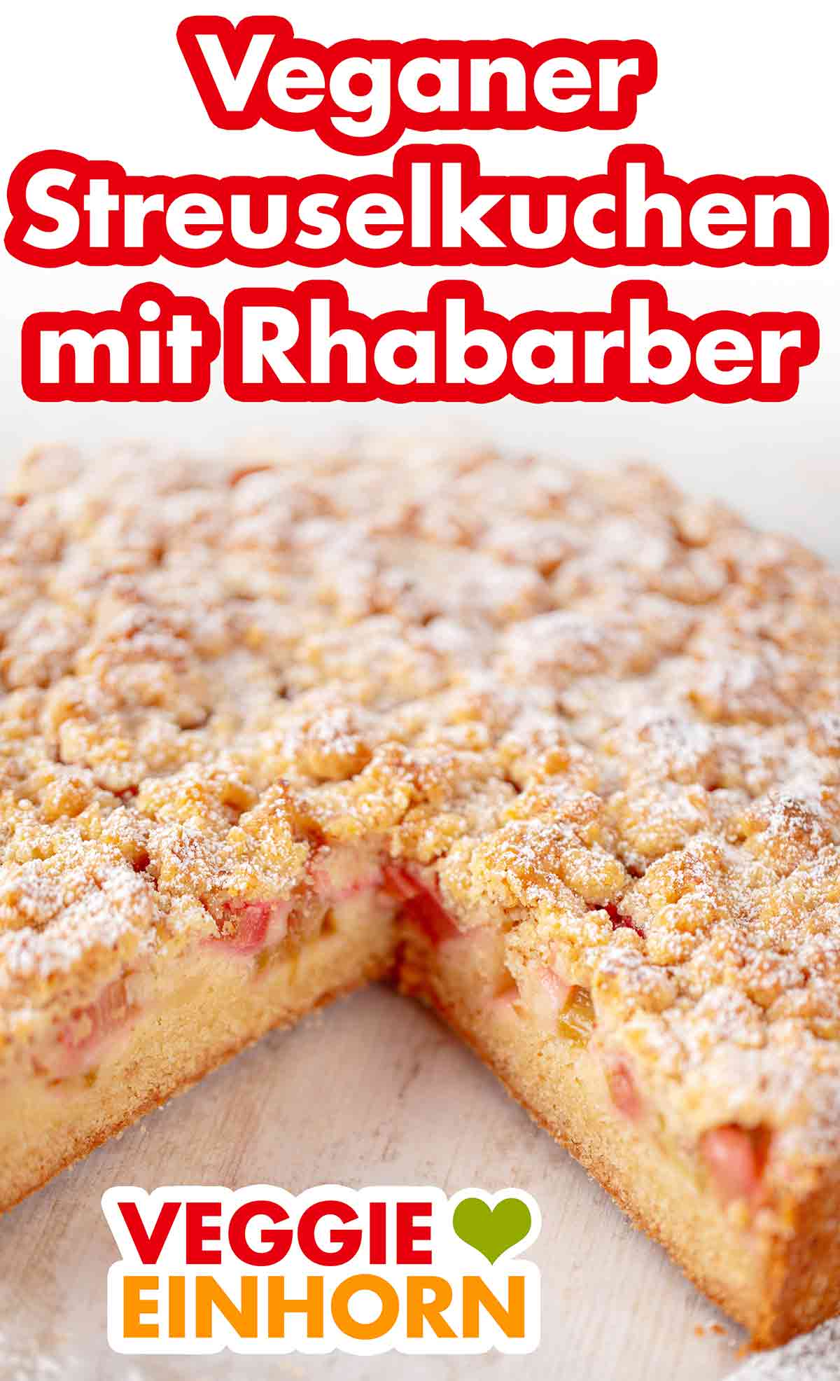 Angeschnittener veganer Rhabarber Streuselkuchen aus der runden Springform Veganer Streuselkuchen mit Rhabarber auf einer Kuchenplatte
