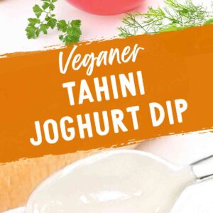 Cremiger veganer Tahini-Joghurt-Dip in einer roten Schüssel, ein Löffel mit Dip darüber, umgeben von frischen Kräutern und Brot. Schriftzug: Veganer Tahini Joghurt Dip – Veggie Einhorn.