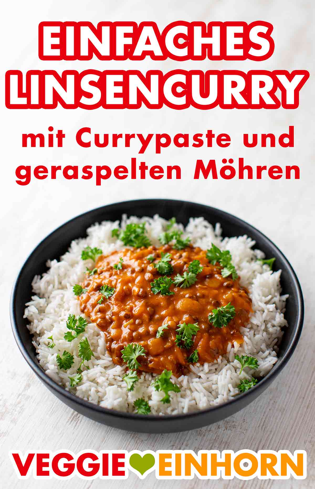 Das Rezept ist einfach und schnell mit Linsen aus der Dose. Teller mit einfachem Linsencurry mit Currypaste und geraspelten Möhren