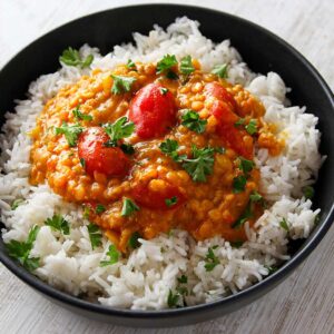 Einfaches rotes Linsencurry mit Kirschtomaten