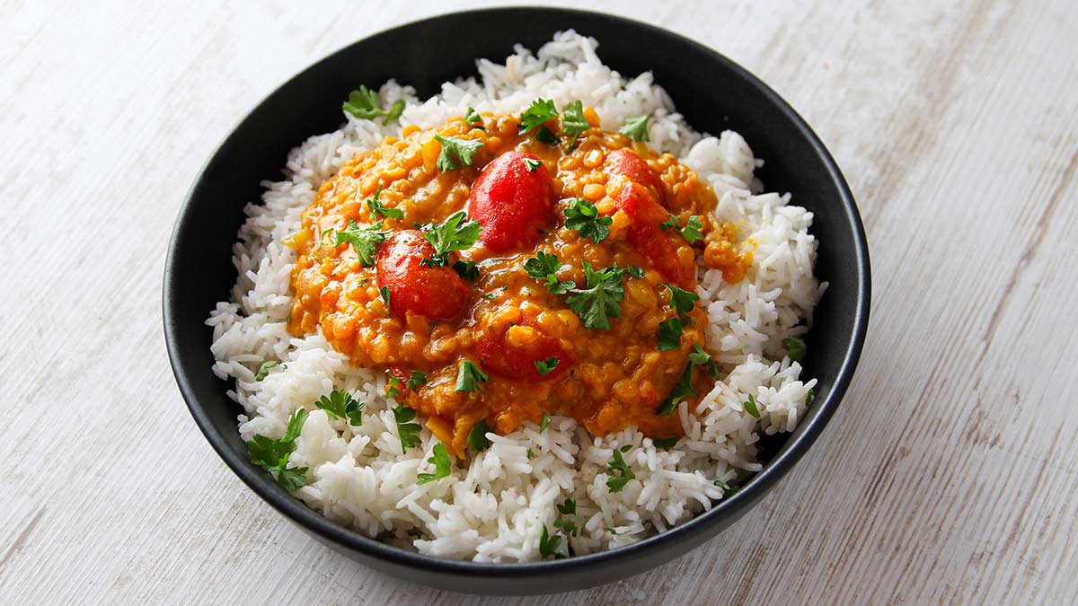 Das einfache Curry ist mit roten Linsen und Kirschtomaten. Einfaches rotes Linsencurry mit Kirschtomaten