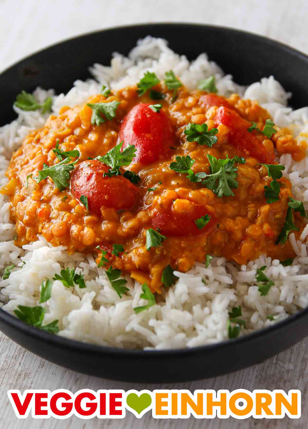 Rote Linsencurry mit Kirschtomaten und Kokosmilch Einfaches Curry mit roten Linsen und Kirschtomaten