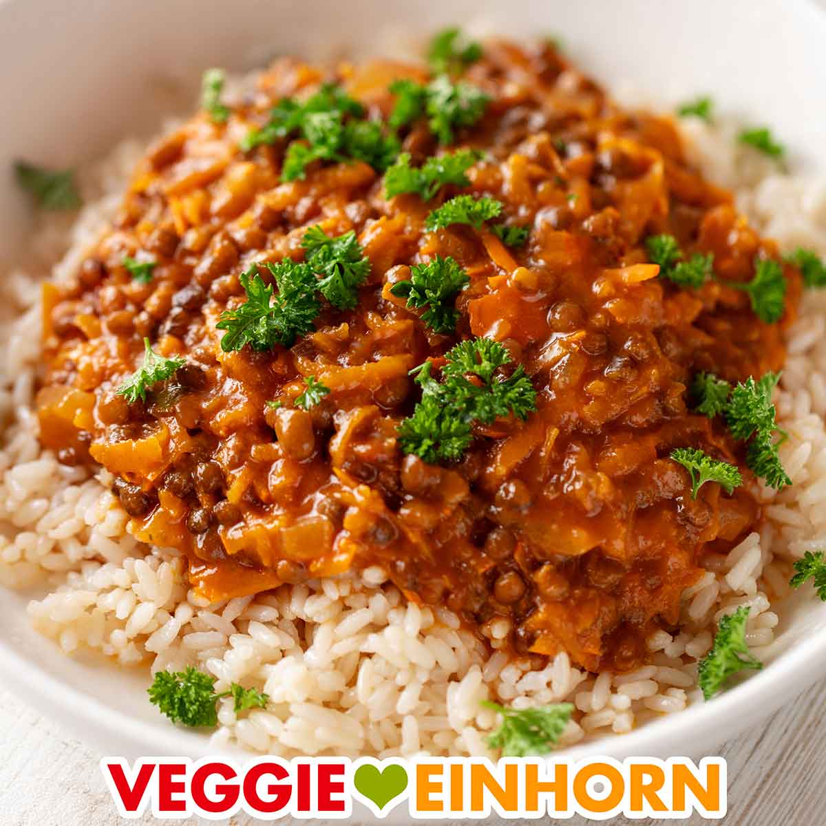 Das Linsencurry mit Kürbis ist vegetarisch, vegan und ohne Fleisch. Veganes Linsencurry mit Kürbis und Kokosmilch