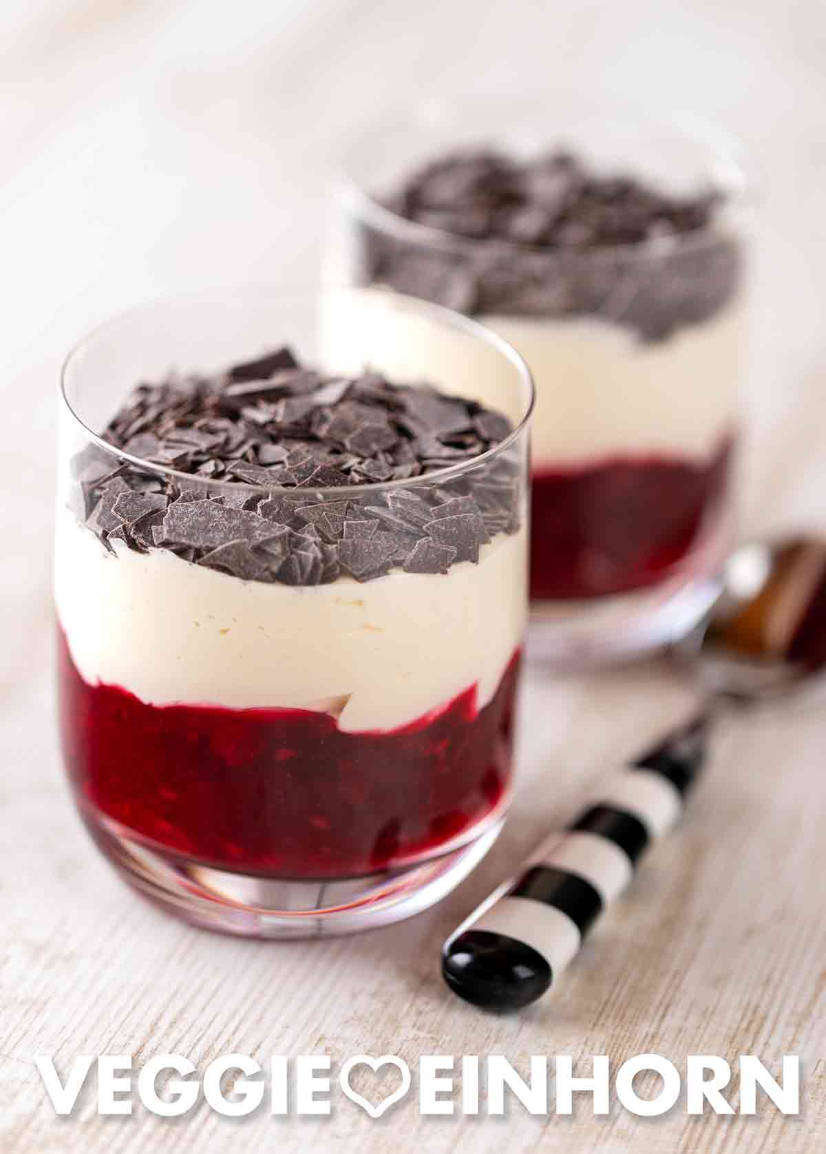 Das Schneewittchen Dessert ist ein schnelles veganes Schichtdessert mit roter Grütze und veganer Dessertcreme. Veganes Schichtdessert Schneewittchen Dessert