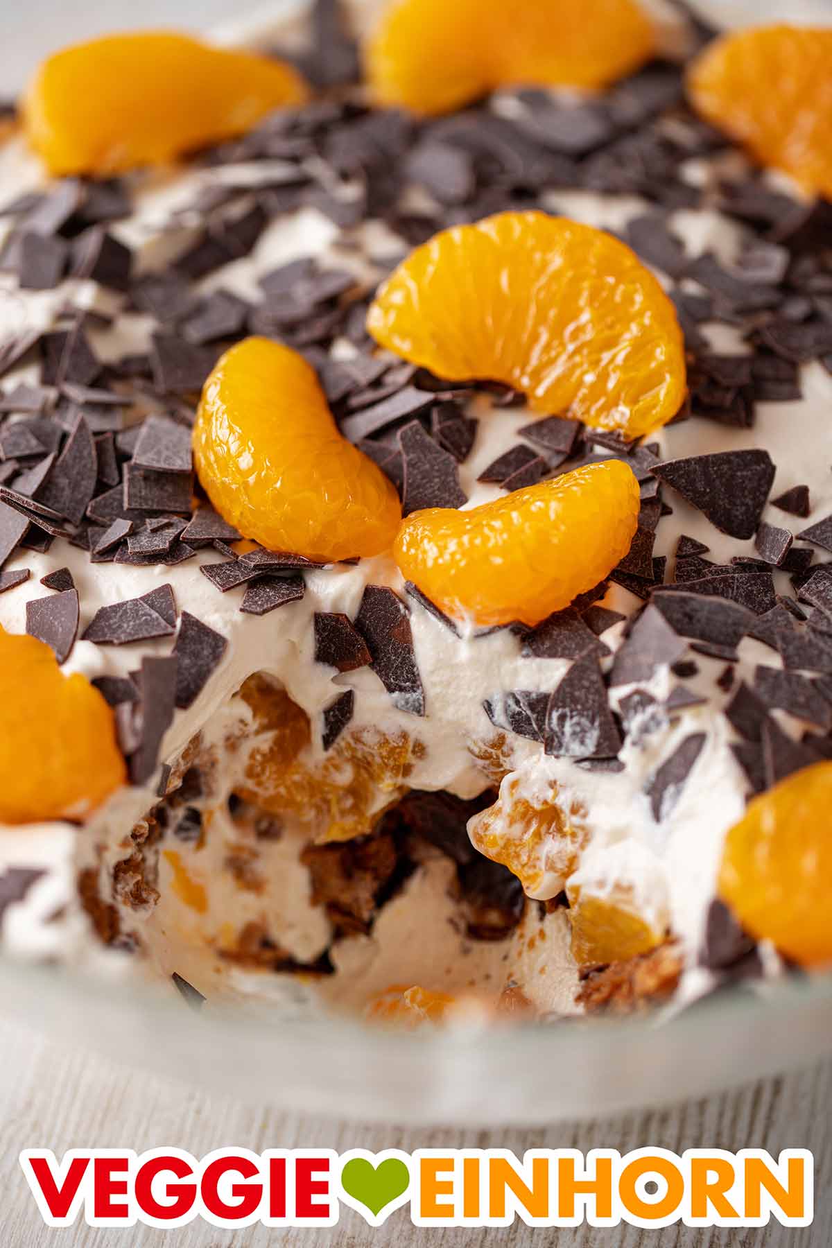Das weihnachtliche Schichtdessert mit Lebkuchen und Mandarinen ist vegan. Veganes Weihnachtsdessert mit Lebkuchen und Mandarinen