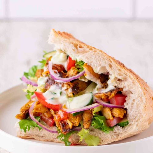 Einfacher veganer Döner mit veganem Dönerfleisch und Salatmix
