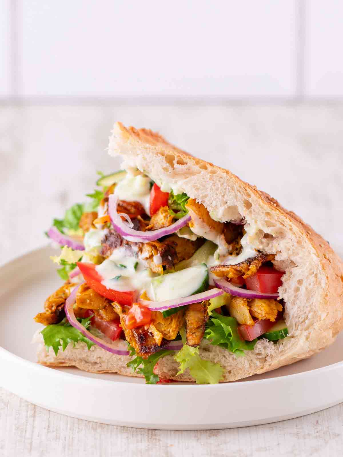 Einfacher veganer Döner mit veganem Dönerfleisch und Salatmix