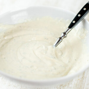 Einfachster veganer Kräuterquark mit Skyr und Kräuterfrischkäse