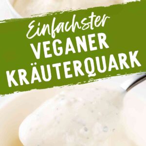 Eine Nahaufnahme eines Löffels mit cremigem, veganem Kräuterquark, der aus einer weißen Schale entnommen wird. Darüber liegt ein grünes Banner mit der Aufschrift 'Einfachster veganer Kräuterquark'. Im unteren rechten Eck steht das Logo von 'Veggie Einhorn'.