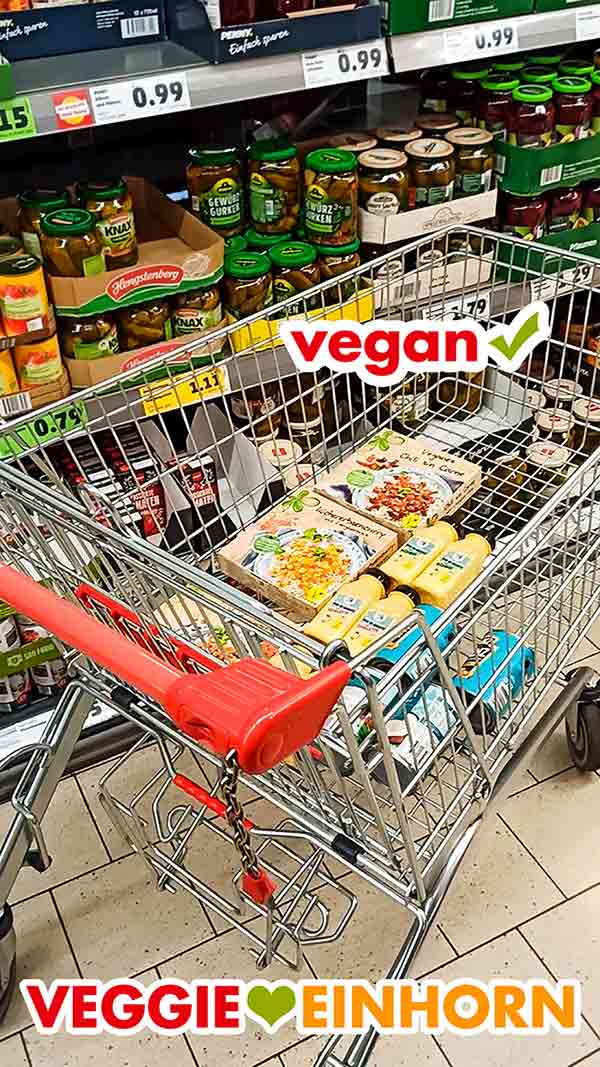 Einkaufswagen im Supermarkt mit veganen Produkten Einkaufswagen mit veganen Lebensmitteln und veganen Fertiggerichten von Du Darfst