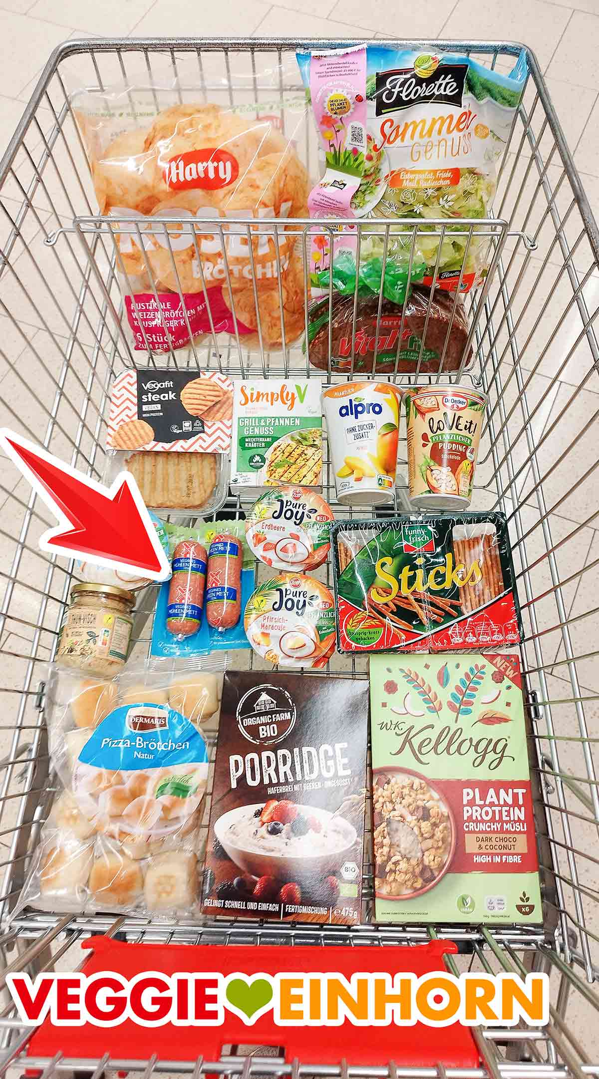 Das vegane Mett von Rügenwalder im Rewe Einkaufswagen Einkaufswagen im Supermarkt mit veganem Mühlen Mett und anderen veganen Produkten