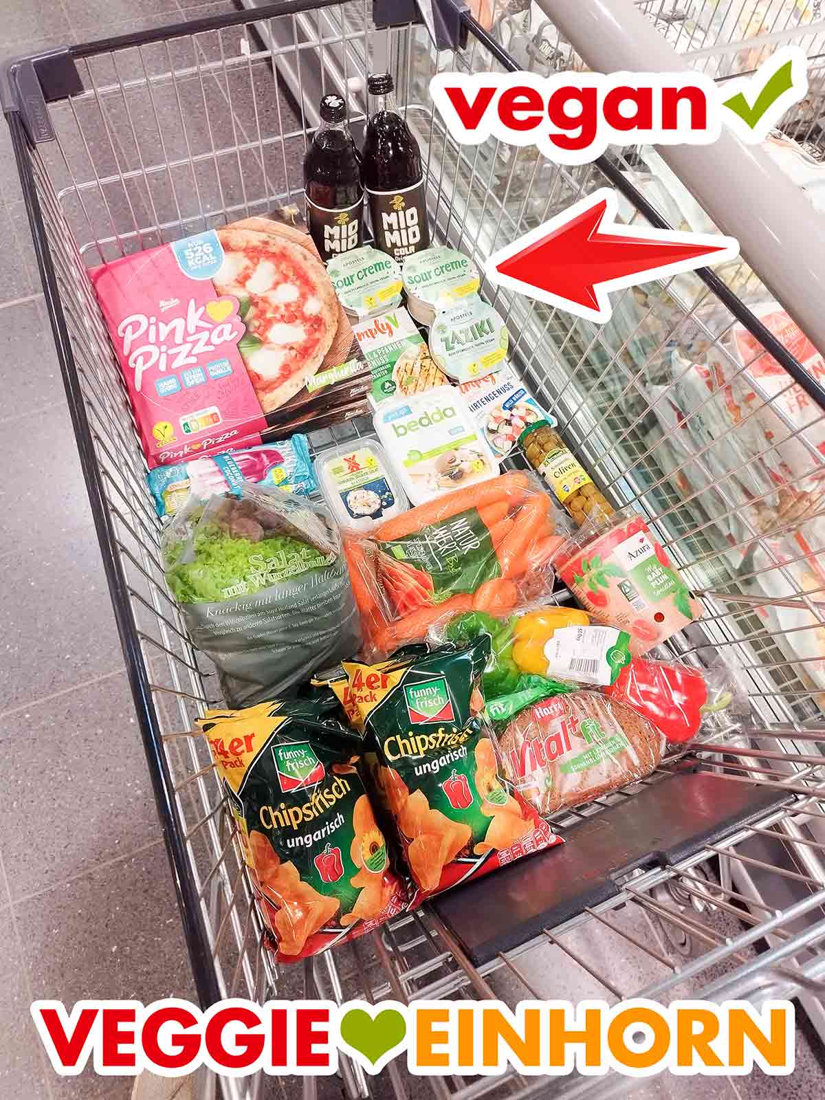 Die vegane Sour Creme von Apostels im Combi Einkaufswagen Einkaufswagen im Supermarkt mit veganen Lebensmitteln und veganer Sour Creme von Apostels