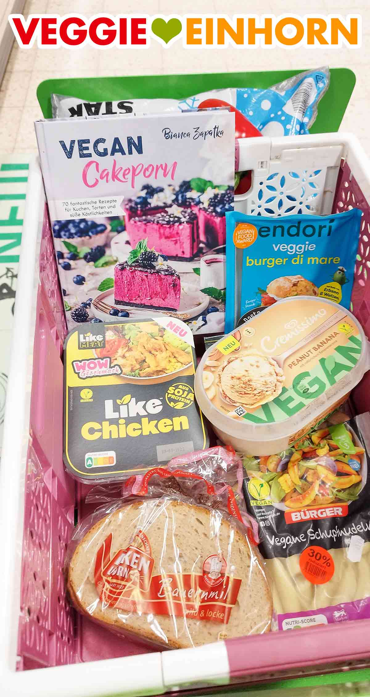 Das Buch im Easy Shopper Einkaufswagen mit meinem veganem Einkauf bei Marktkauf. Easy Shopper Einkaufswagen mit veganen Lebensmitteln und dem veganen Backbuch Vegan Cakeporn von Bianca Zapatka