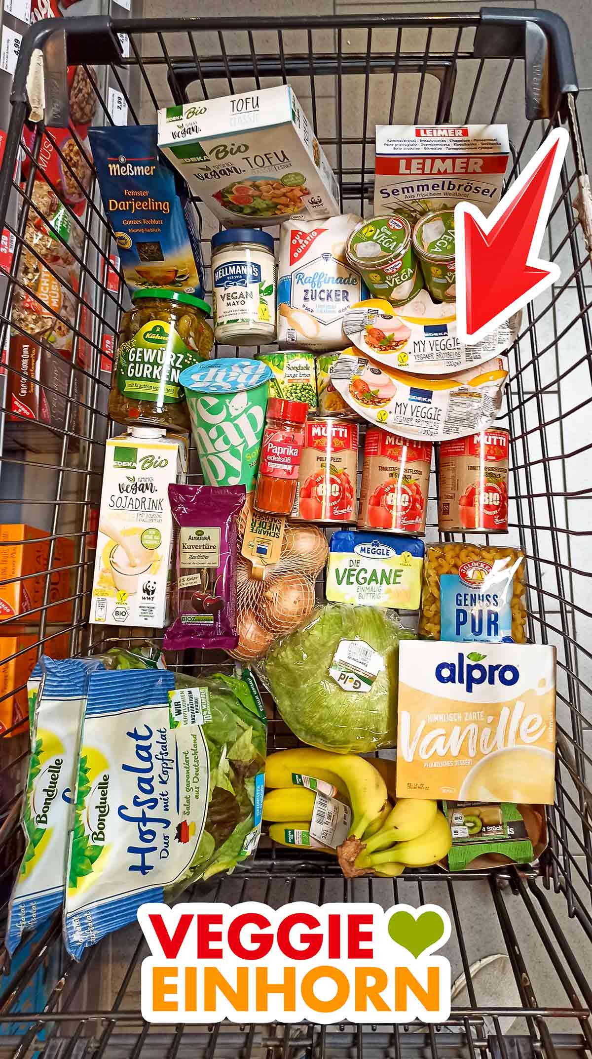Veganer Lebensmitteleinkauf im Einkaufswagen Einkaufswagen im Supermarkt mit Veganem Brotbelag von Edeka My Veggie