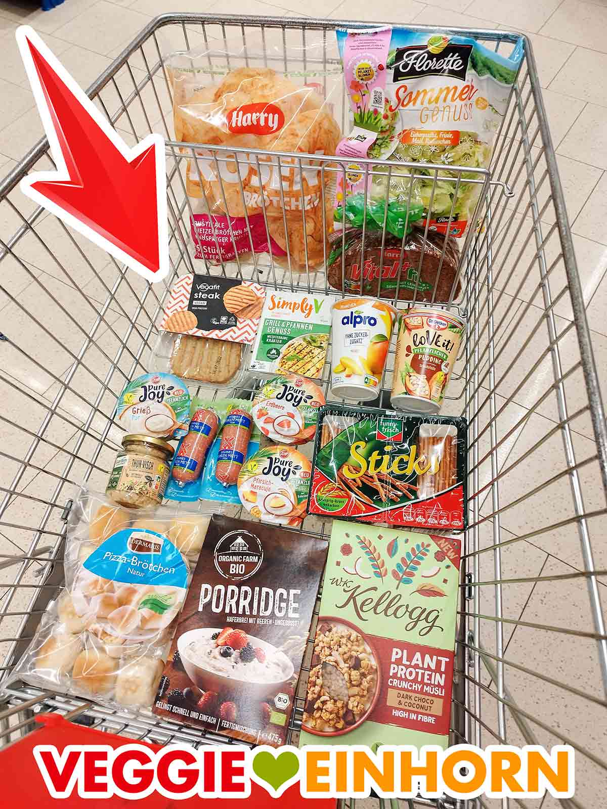 Rewe Einkaufswagen mit einem veganen Lebensmitteleinkauf Einkaufswagen mit veganen Lebensmitteln und Vegafit Steaks