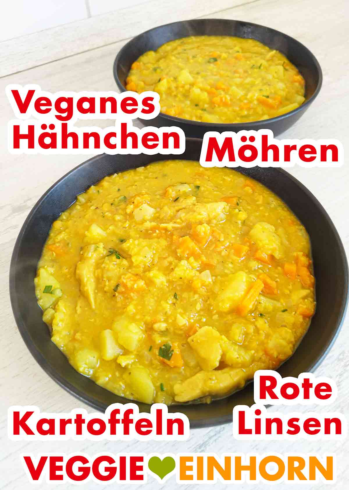 Der vegane Eintopf enthält Like Chicken von Like Meat, Möhren, Kartoffeln und rote Linsen. Zwei Teller mit veganem Eintopf mit veganem Hähnchen, Möhren, Kartoffeln und roten Linsen