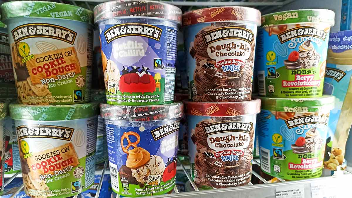 Von Ben and Jerry's gibt es auch einige vegane Eissorten. Eis von Ben and Jerry's im Supermarkt
