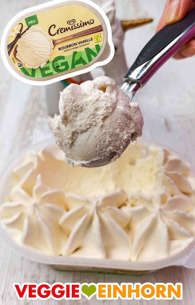Eisportionierer mit einer Kugel veganer Vanille Eiscreme von Cremissimo. Eine Kugel veganes Vanilleeis auf einem Eisportionierer