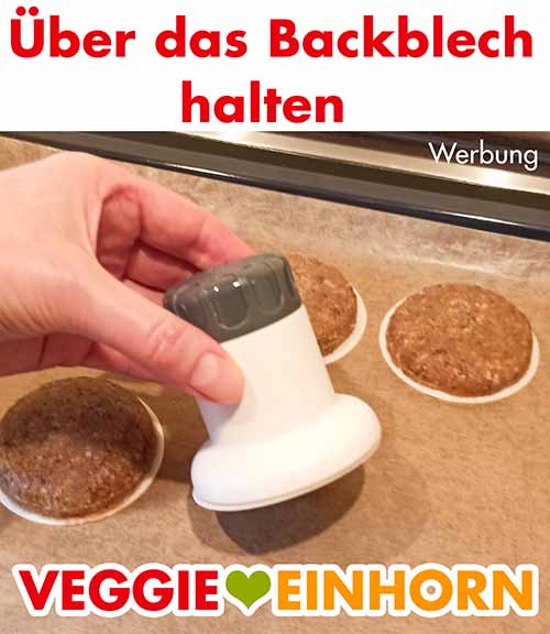 Die Lebkuchenmühle umdrehen und über das Backblech halten Die Lebkuchenmühle über dem Backblech