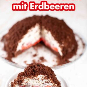 Veganer Maulwurfkuchen mit Erdbeeren auf einer Tortenplatte und ein Stück veganer Erdbeer Maulwurfkuchen auf einem Teller