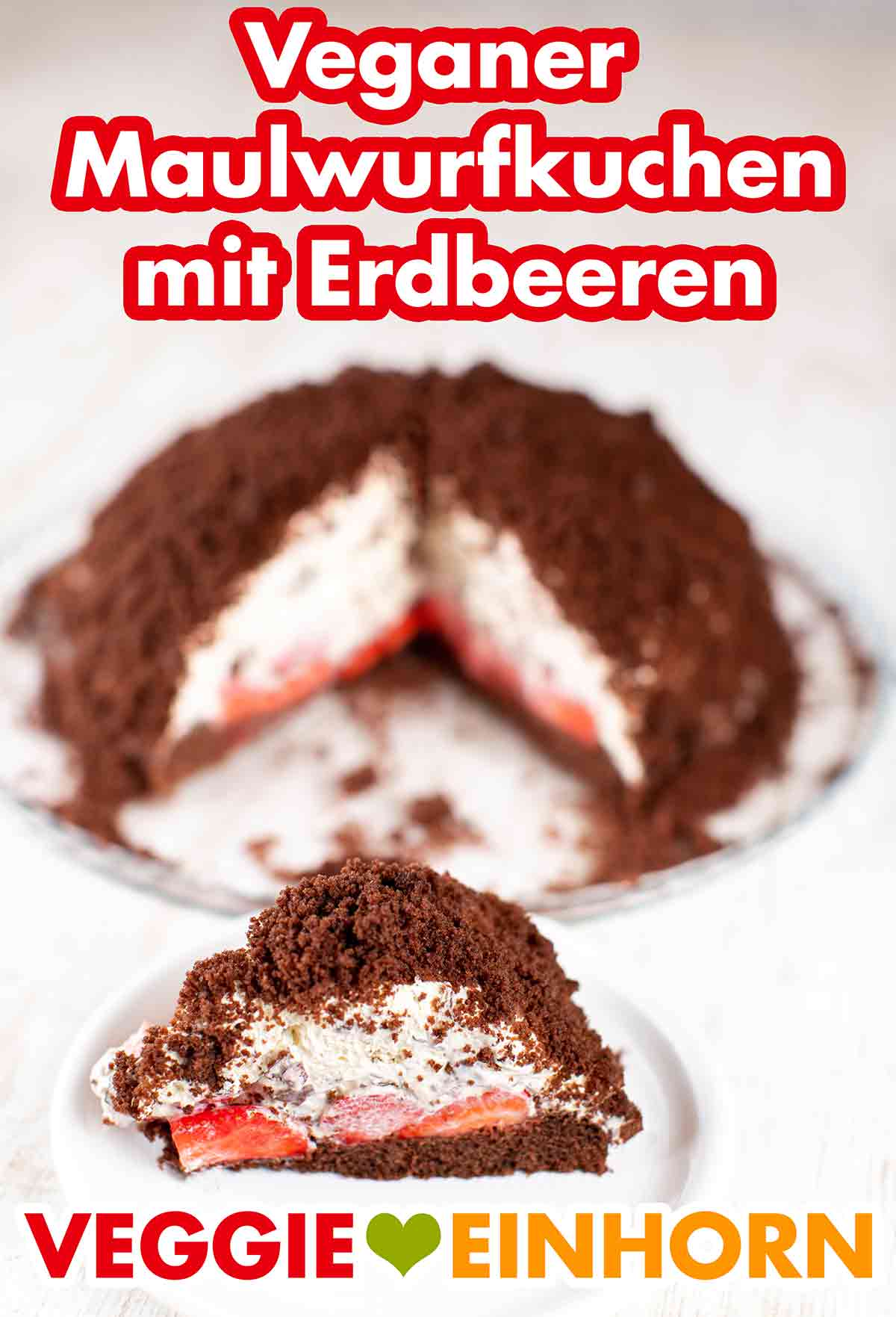 Der vegane Maulwurfkuchen mit Erdbeeren ist eigentlich auch eine Maulwurftorte. Veganer Maulwurfkuchen mit Erdbeeren auf einer Tortenplatte und ein Stück veganer Erdbeer Maulwurfkuchen auf einem Teller