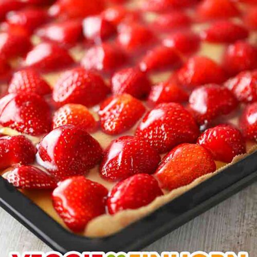 Veganer Erdbeerkuchen vom Blech mit Vanillepudding