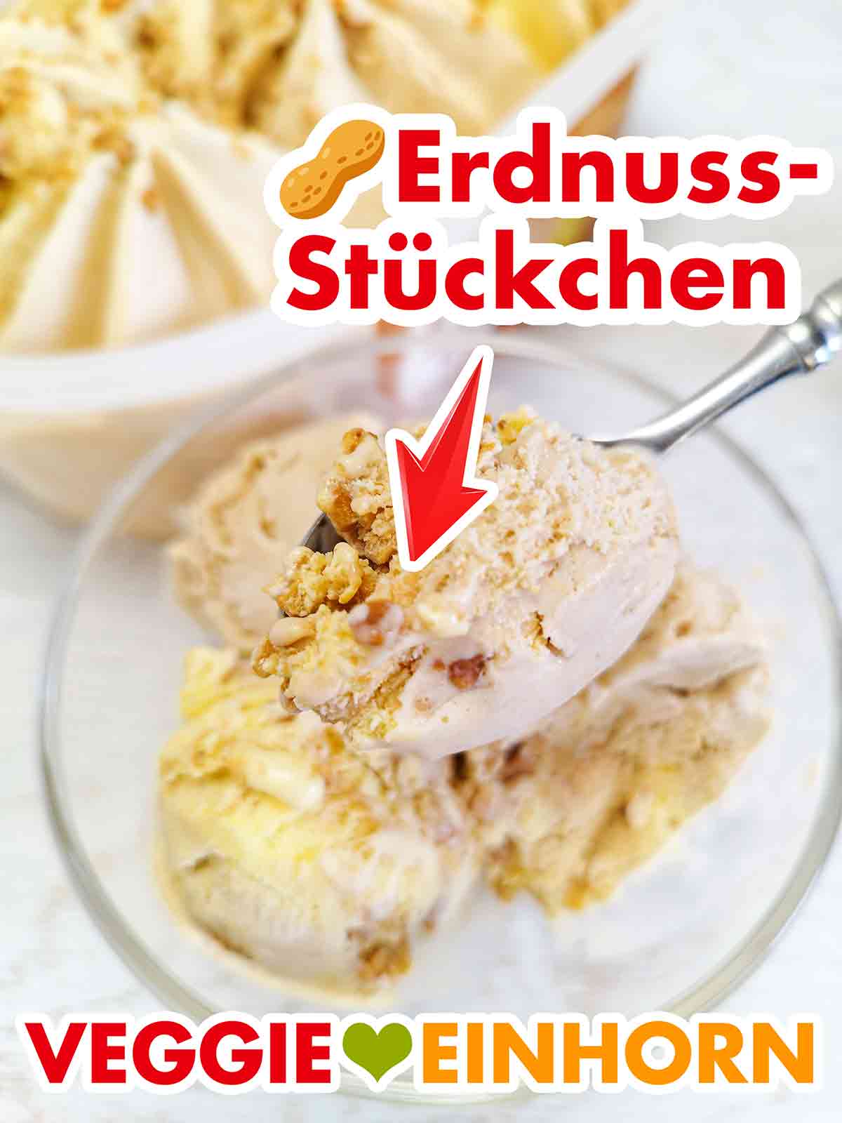 Das vegane Cremissimo Erdnuss Banane enthält gehackte Erdnüsse. Nahaufnahme von einem Löffel Cremissimo Peanut Banana mit gerösteten Erdnussstückchen