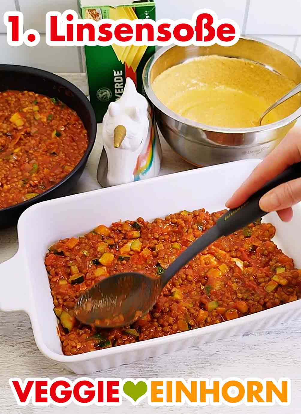 Die erste Schicht der veganen Linsenlasagne ist Linsensoße mit Zucchini. Linsensoße in der Auflaufform
