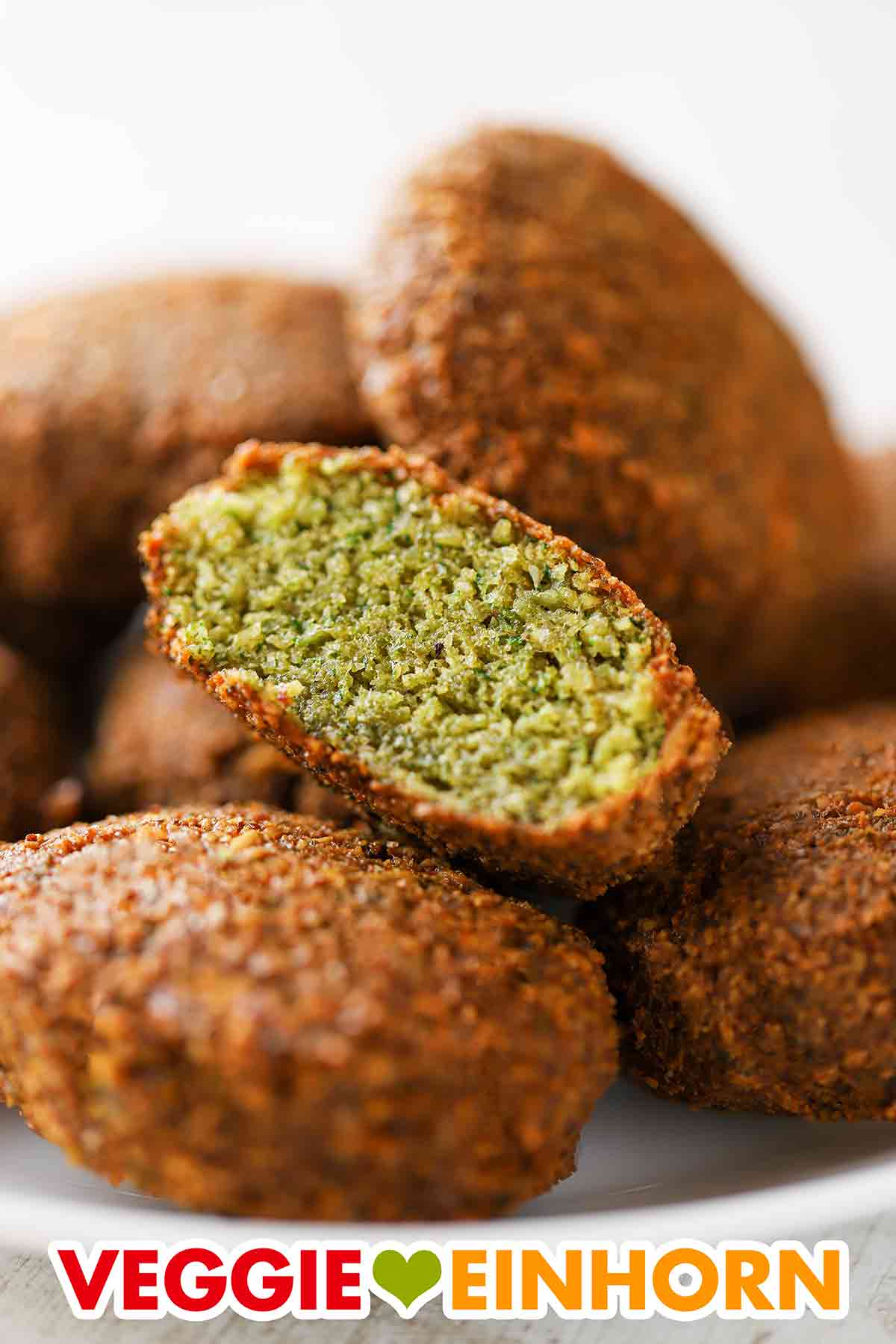 Der Falafel ist innen saftig und außen knusprig. Angeschnittener Falafel