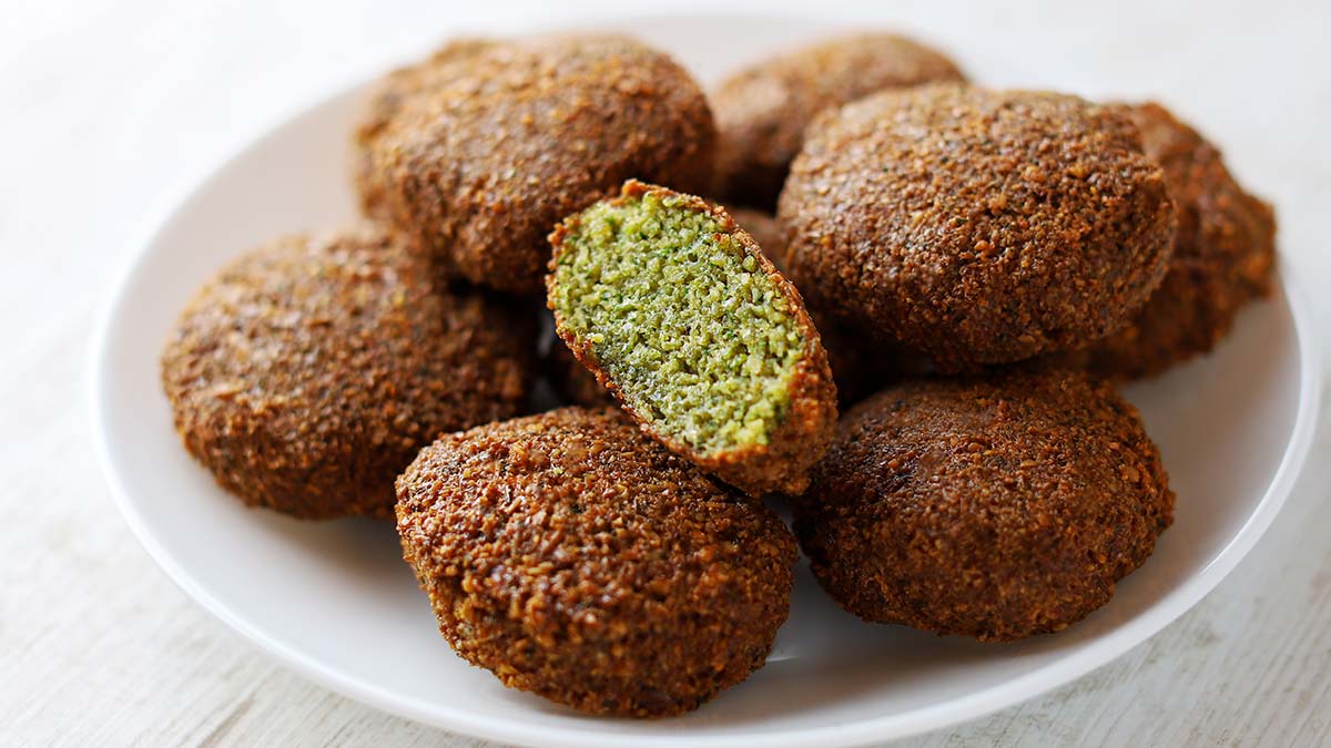 Die Falafel aus getrockneten Kichererbsen sind original arabisch. Selbst gemachte Falafel auf einem Teller