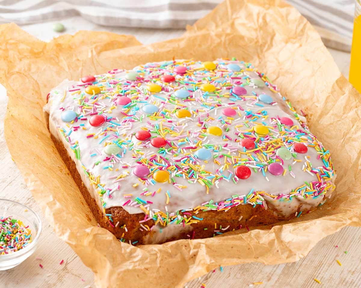 Ein veganer Fantakuchen auf einem Stück Backpapier