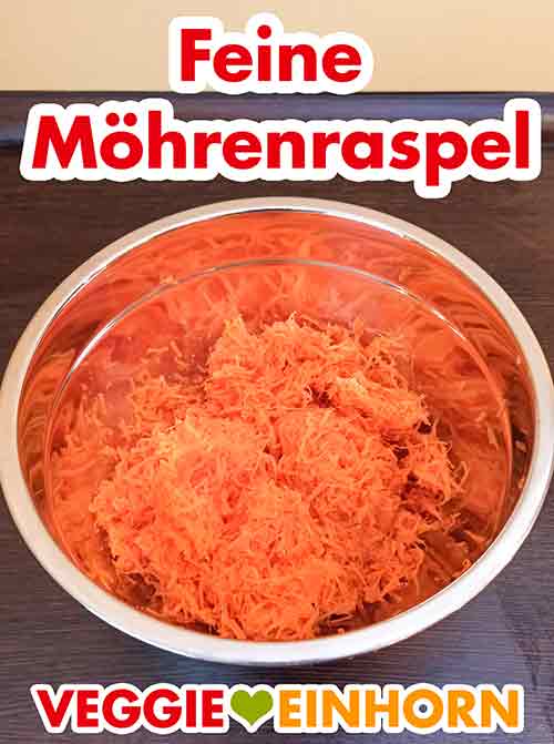 Geraspelte Möhren Feine Möhrenraspel in einer Edelstahlschüssel
