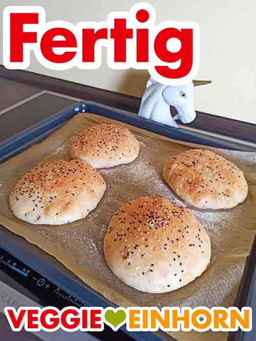 Die Dönerbrote sind schön goldbraun gebacken. Die fertig gebackenen Dönerbrote auf dem Blech